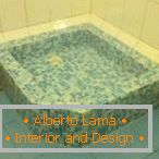 Mosaico azul en el diseño de la ducha