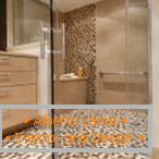 Mosaico en tonos marrones en la decoración del baño