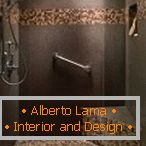 Azulejo marrón y mosaico en el diseño del cubículo de ducha