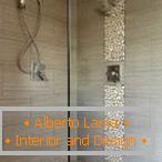 Un inserto de piedras naturales en el diseño de un cuarto de baño