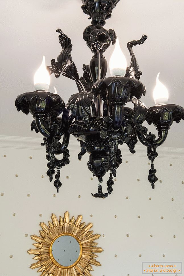 Lámpara de araña en un lujoso apartamento de Maria Dadiani