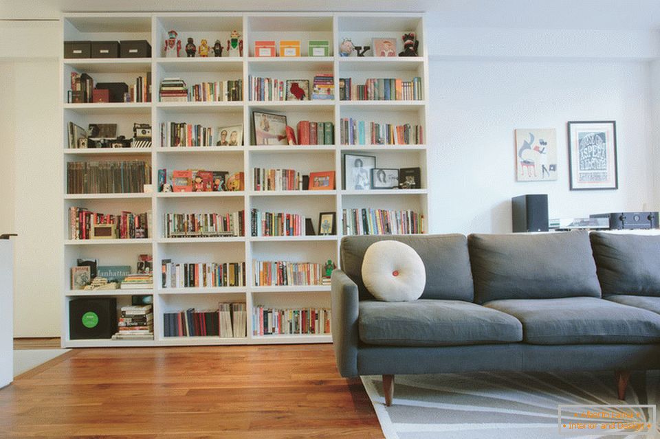 Librería en la sala de estar del dúplex elegante en Manhattan