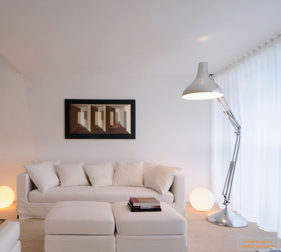 Interior de la sala de estar en color blanco