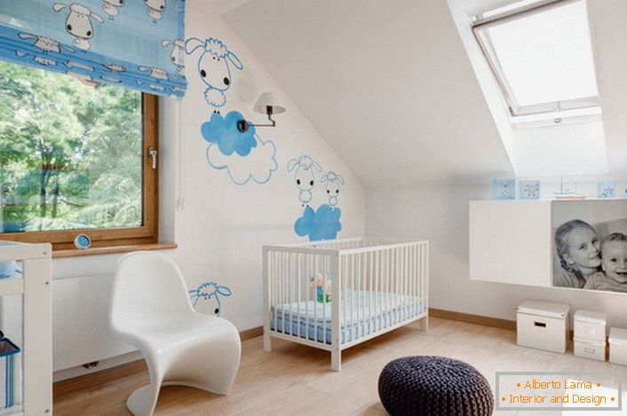 El diseño del interior de la habitación de los niños en el estilo escandinavo es interesante con el diseño creativo de las paredes. Dibujos adhesivos: una opción adecuada para la decoración infantil.