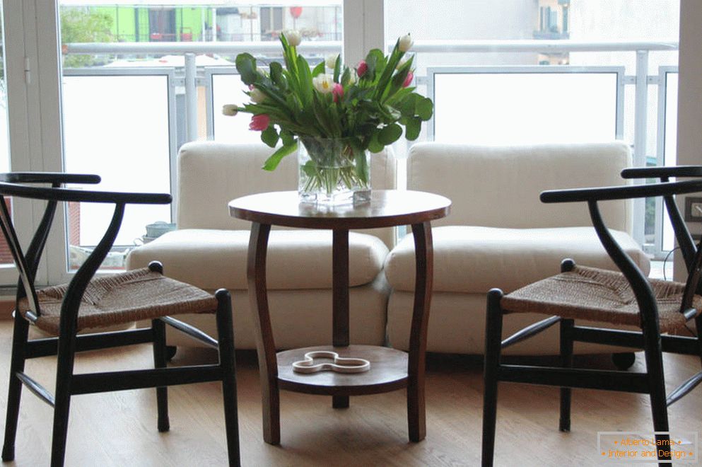 Formas de sillas inusuales y una mesa con flores