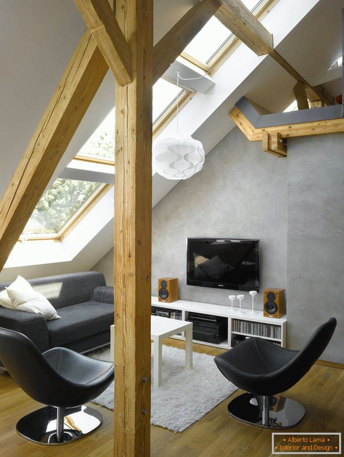 Una pequeña sala de estar en un mansarda estilo chalet es un gran lugar para unas vacaciones aisladas.