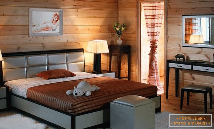 Las paredes de la habitación del marco de madera se combinan armoniosamente con los muebles del dormitorio del color del cenogee.
