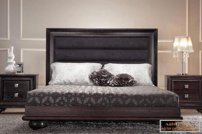 Una cama de wengué con una cabecera alta y suave es una solución inusual y creativa para un apartamento urbano normal.