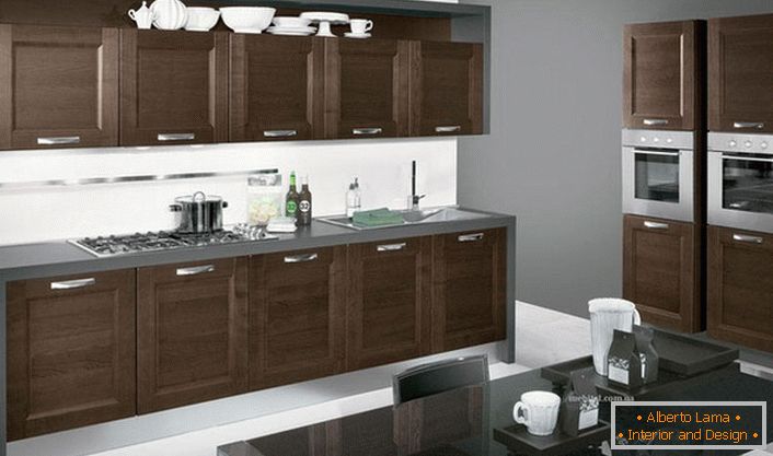 Para una cocina con estilo es muebles elegidos correctamente. La suite Wenge funcional no solo se ve atractiva, sino que también es funcional y práctica. 