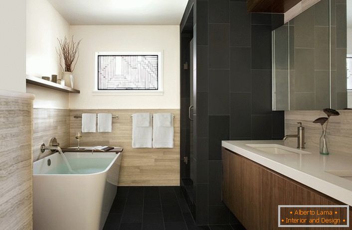 El estilo del Art Nouveau es inherente al uso de materiales naturales para la decoración. Los paneles de madera clara hacen que la atmósfera en el baño sea noble y refinada.
