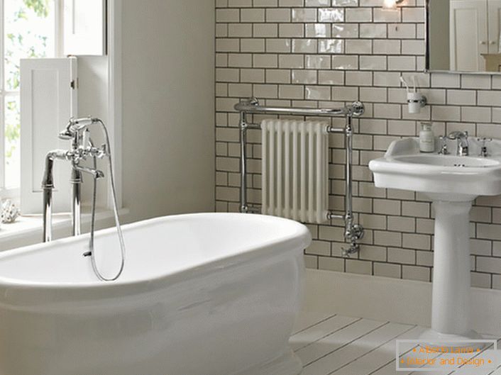 Una ventana grande es una característica brillante del estilo Art Nouveau en el baño. Una atmósfera romántica de calma y relajación ayudará en la lucha contra la fatiga después de un día de trabajo.