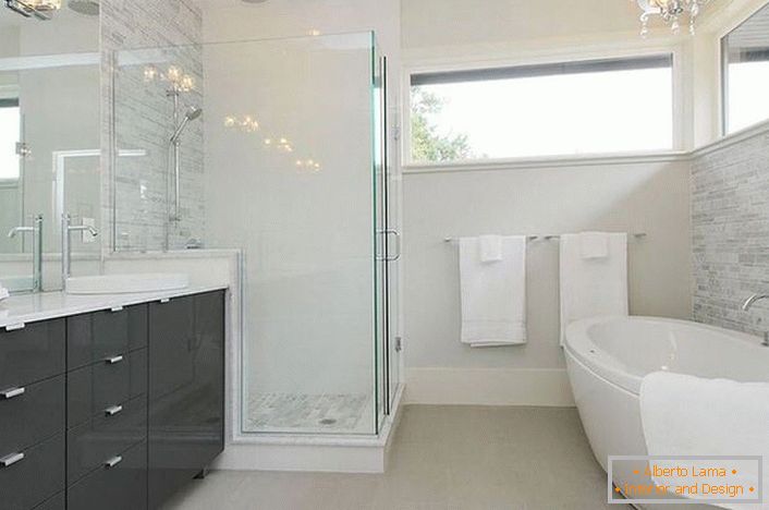 Un amplio baño modernista con la iluminación adecuada está decorado por el famoso diseñador de Francia. 