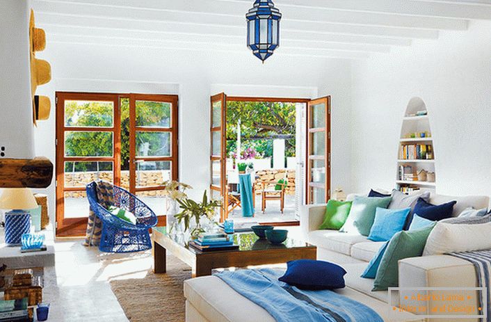 El estilo mediterráneo ligero es atractivo por su simplicidad y concisión. Muebles sin complicaciones, elementos decorativos temáticos, paredes decoradas con colores vivos: lo que necesita para crear un ambiente mediterráneo.