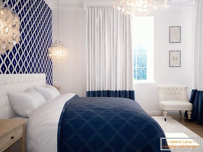 La habitación en el estilo mediterráneo se caracteriza por un diseño discreto. La combinación ventajosa de colores blanco y azul arroja motivos marinos y establece el descanso.