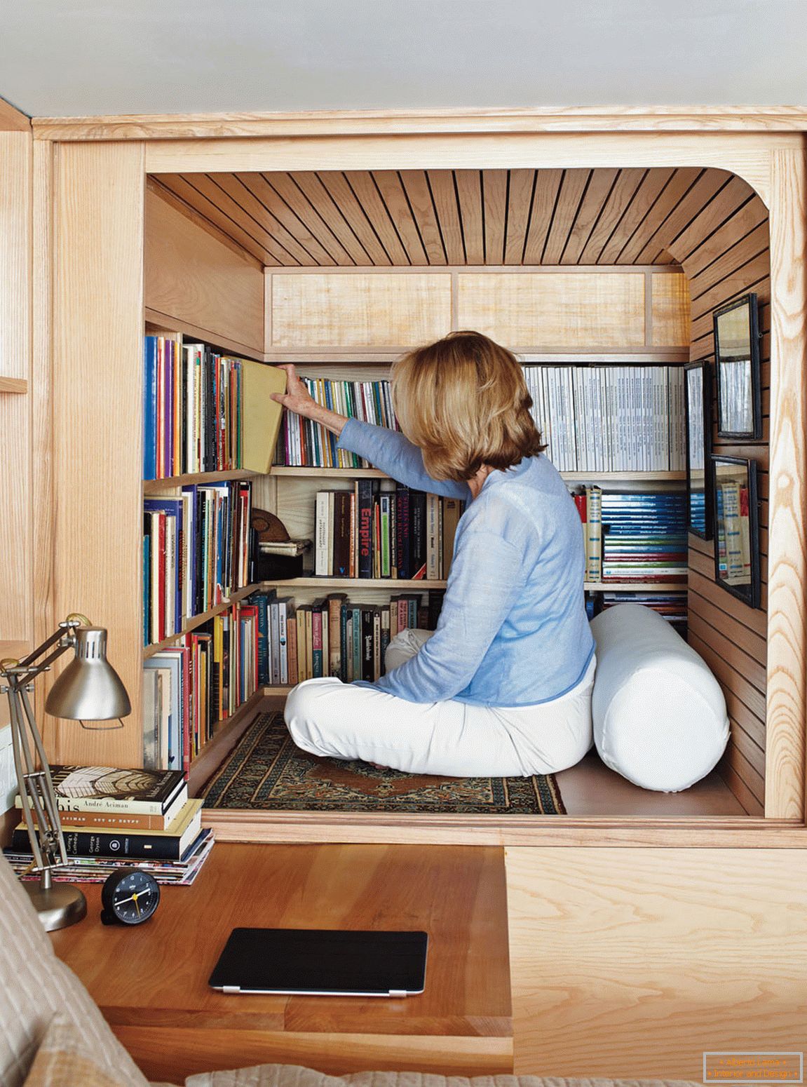 Biblioteca en un pequeño apartamento de dos niveles