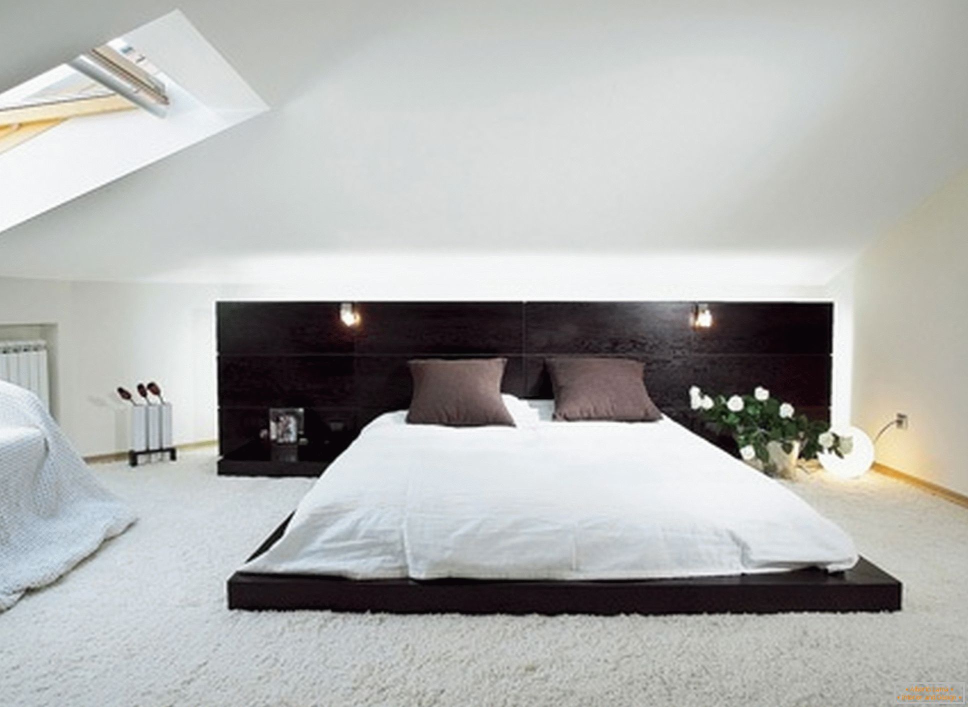 Lujosa habitación en el estilo del minimalismo: un ejemplo de diseño exitoso de una habitación pequeña en el piso del ático.