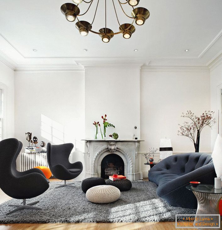 Interior lacónico de la sala de estar en el estilo del eclecticismo. Simplicidad, dimensionalidad, estilo mezclado en uno en cada detalle. 