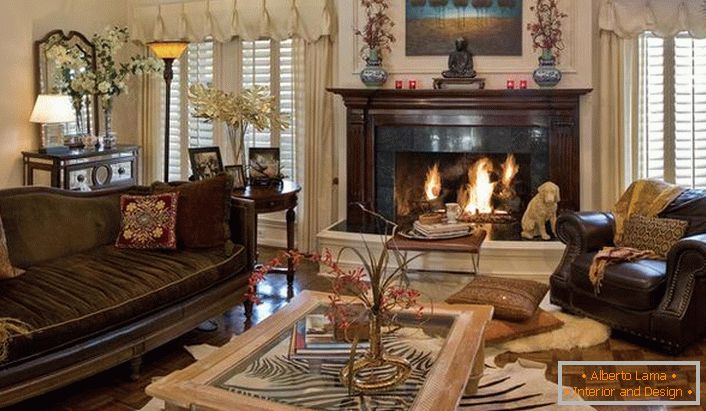 El estilo es ecléctico en una sala de estar amplia y lujosa. El interior con una gran chimenea parece pomposo y caro.