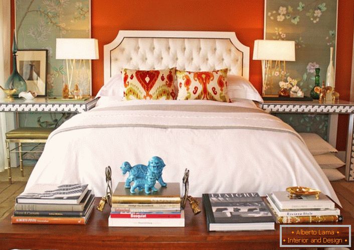 Interior luminoso en estilo ecléctico para un dormitorio. El gris dimensional en el acabado se combina con éxito con un color naranja que contrasta.