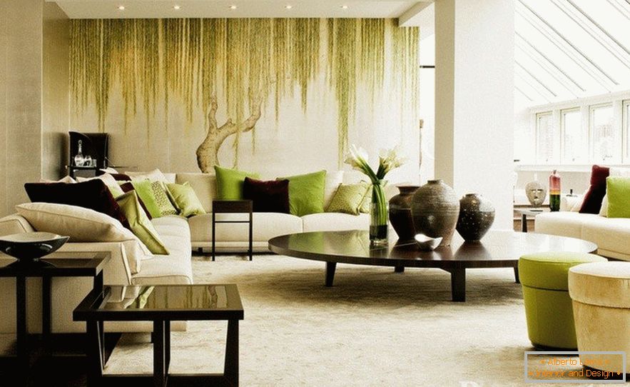 Iluminación natural en la sala de estar en estilo ecológico