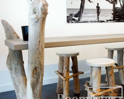 Taburetes y mesa con patas de troncos de árbol