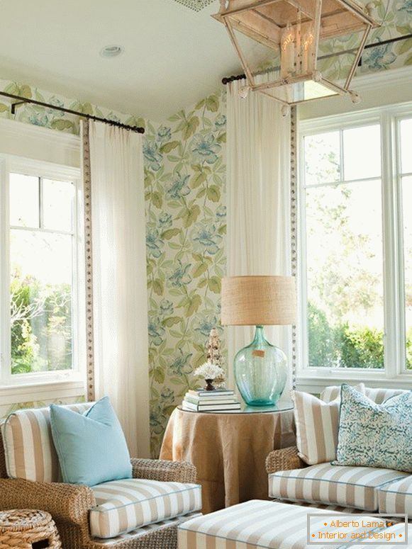 Sala de estar con ventanas dobles en estilo ecológico