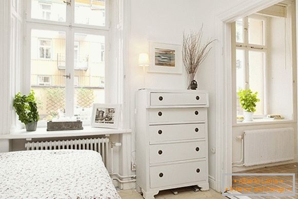 Interior de un cómodo apartamento de un dormitorio en Suecia