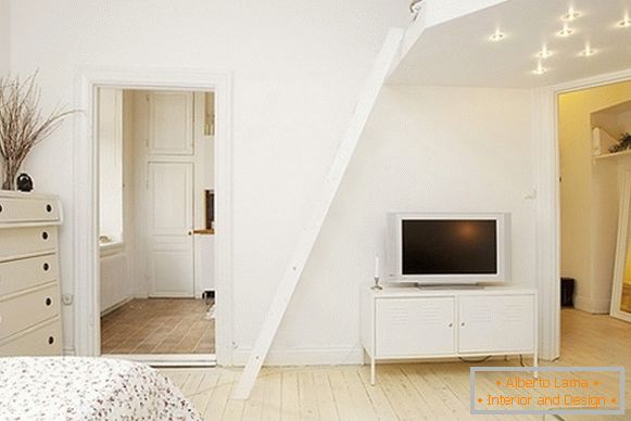 Interior de un cómodo dormitorio y sala de estar en Suecia