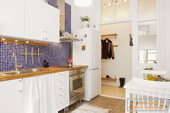 Interior de cómodos apartamentos de cocina en Suecia