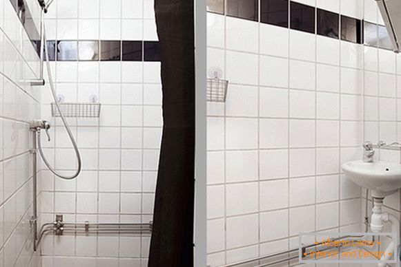 Interior de una cómoda ducha apartamento en Suecia