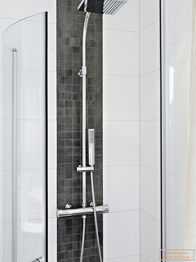 Interior de una moderna ducha en Suecia