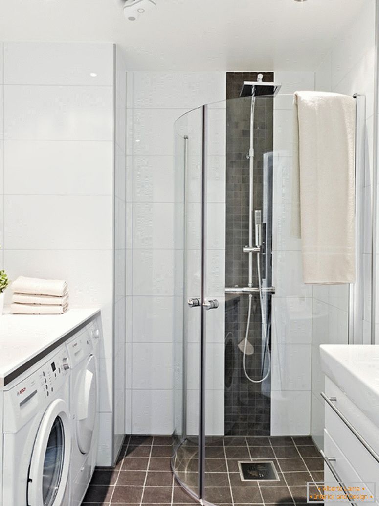 Interior de un moderno apartamento de baño en Suecia