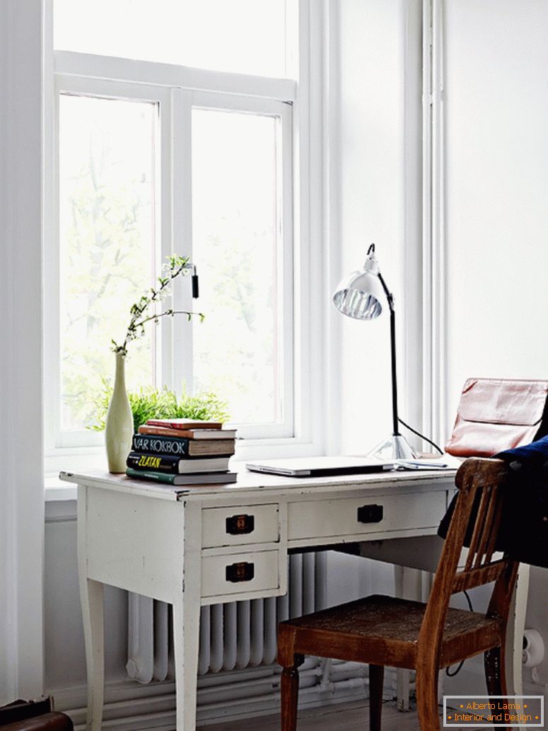 Interior del gabinete de apartamento moderno en Suecia