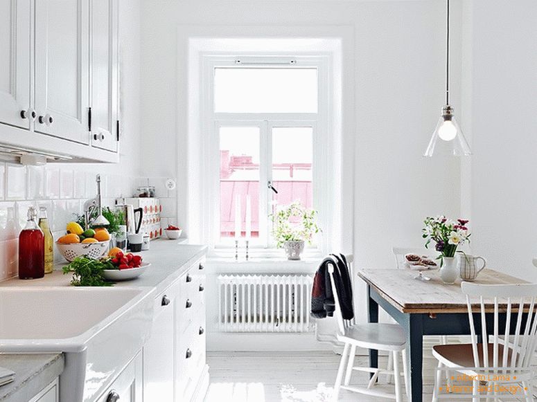 Interior de apartamentos de cocina moderna en Suecia