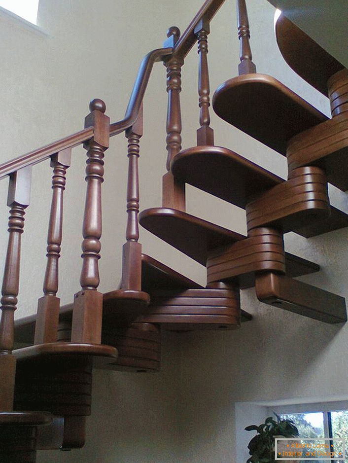 Elegante escalera modular para el interior de la casa en un estilo clásico.