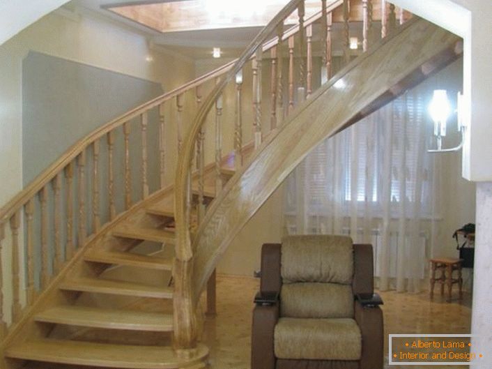 Elegante escalera con diseño original. El diseño de la escalera está hecho de roble noble noble.