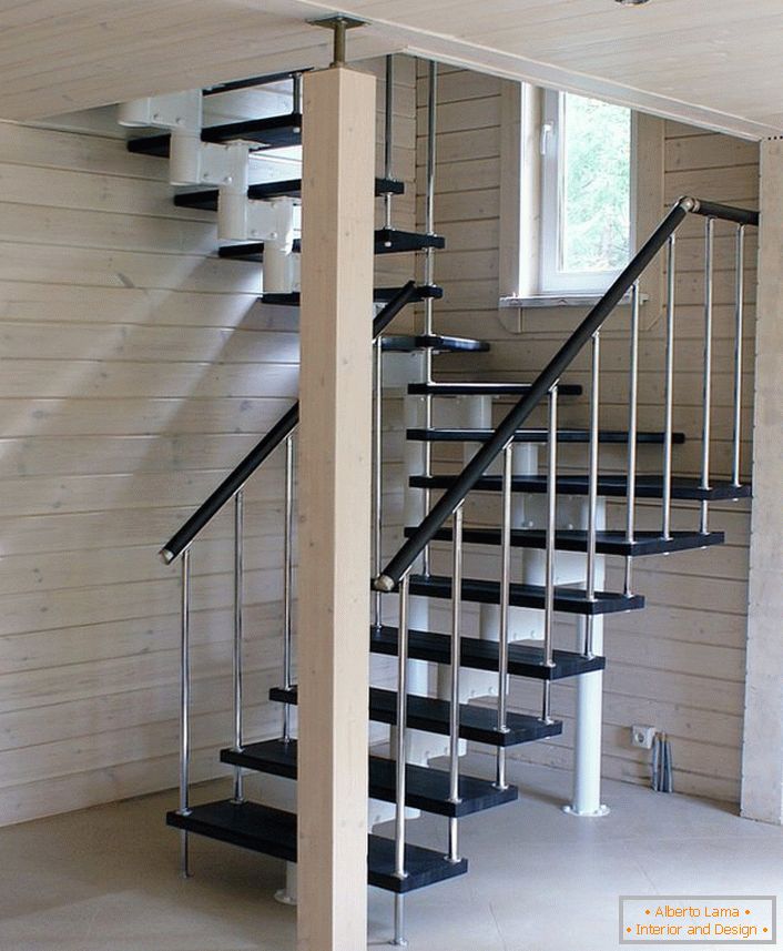 La versión óptima de una elegante escalera modular para una casa construida en madera clara.
