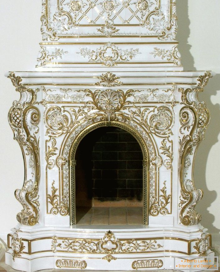 Una magnífica chimenea de azulejos en el estilo barroco está decorada con elementos dorados de la decoración. 