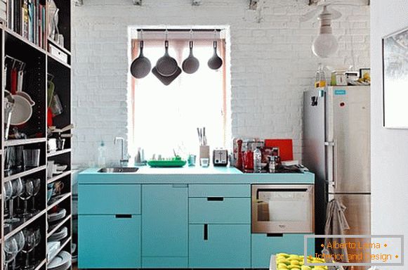 Foto de un interior de una pequeña cocina