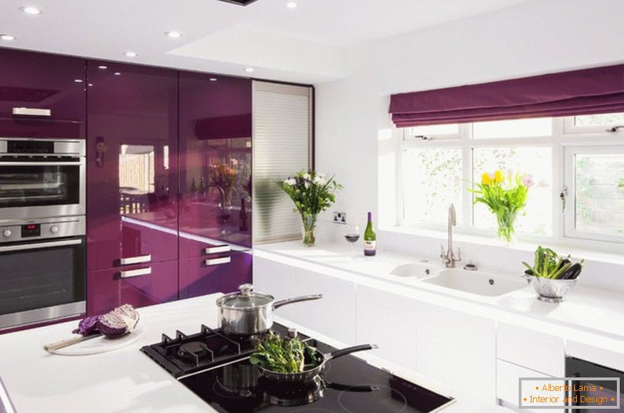 Diseño de una espaciosa cocina de color violeta