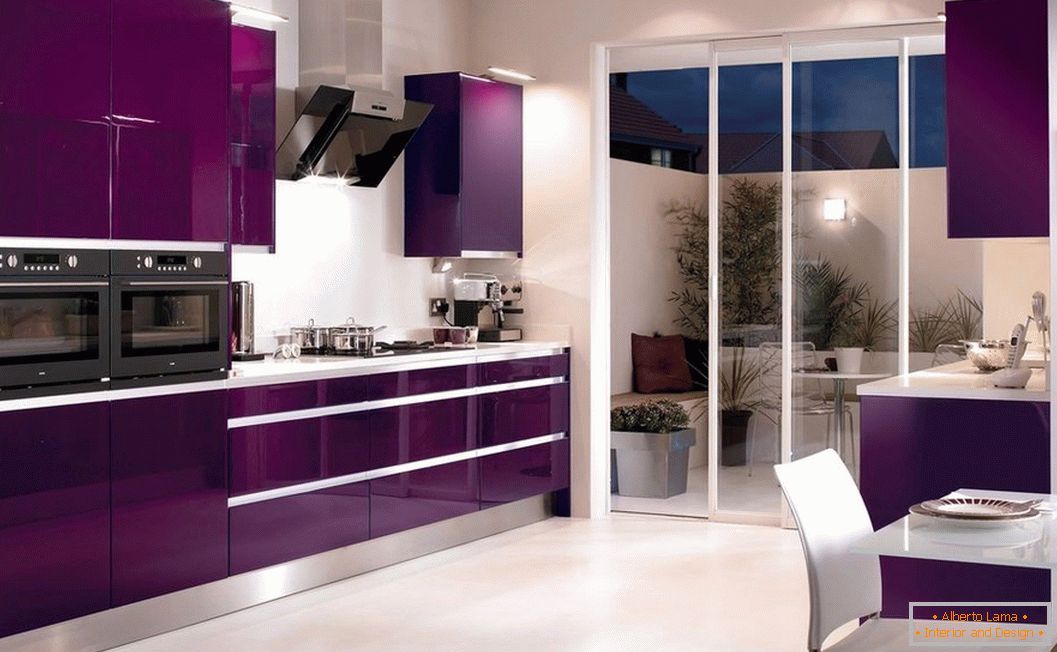 Diseño de cocina violeta со шкафом-купе