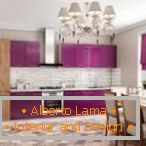 Diseño de cocina blanca y morada