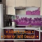 Diseño de una pequeña cocina púrpura с цветочными вставками