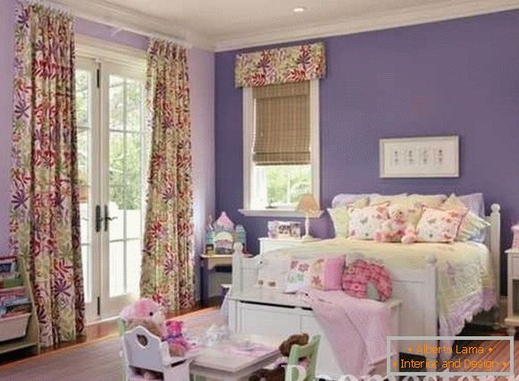 Habitación de los niños en flores de color púrpura