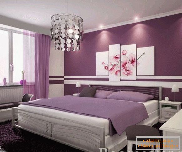Colores púrpuras en el interior del dormitorio