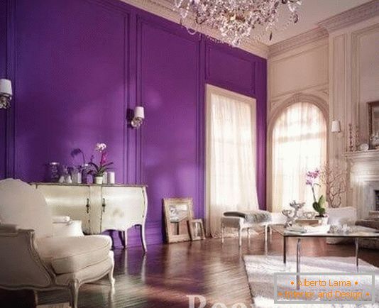 Color morado en el interior de la sala de estar комнаты