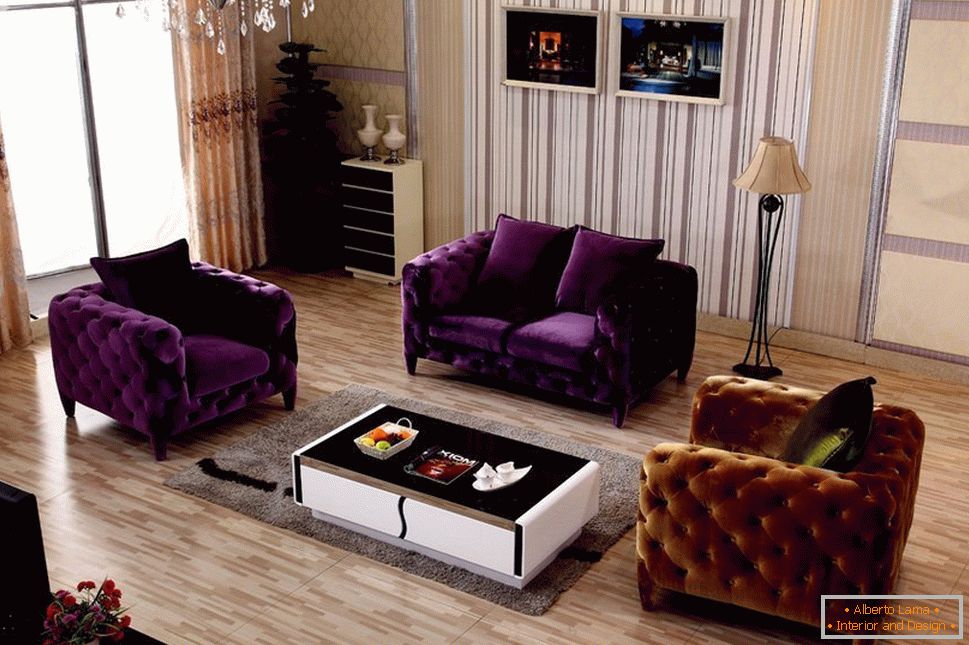 Mobiliario tapizado morado en la sala de estar