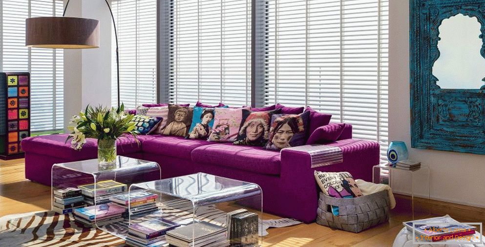Cojines de colores en el sofá púrpura