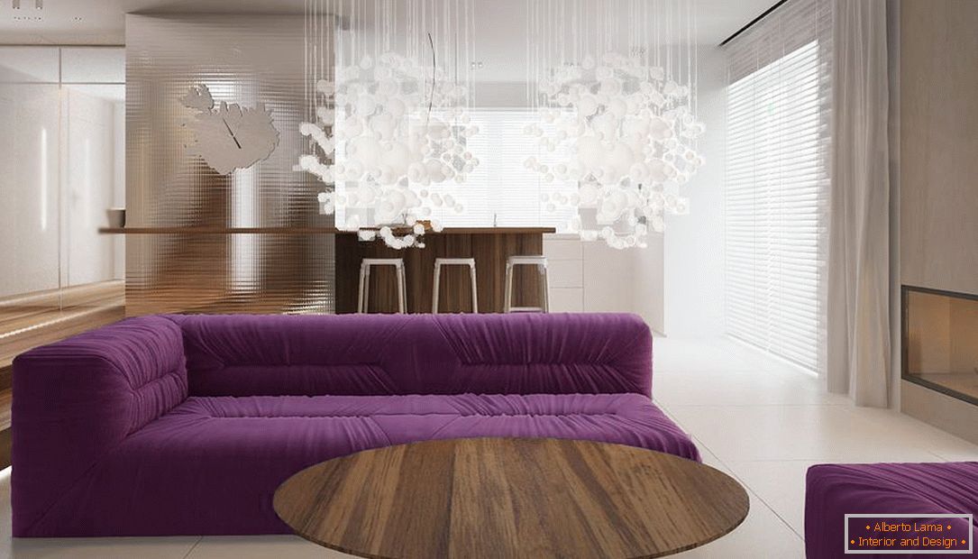 La combinación de madera y violeta en el interior