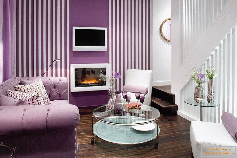 Sofá púrpura y paredes en la habitación